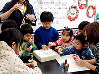 すきな恐竜のフィギュアをえらんでいます。