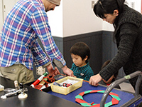 リースにフィギュアなどで飾り付けをしていきます。