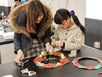 いろいろと工夫をしてかざっていきます。