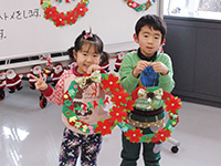 恐竜のクリスマスリースができたよ！