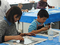 磨き粉を段階的に細かくして磨いていきます。