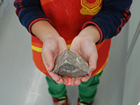 出来上がりです。表面に化石の模様が良く見えます。