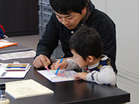 まず、恐竜の絵にぬりえをします