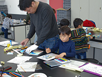 お父さんにパズルの形にきってもらいます