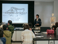 恐竜の骨を使って、首の骨の仕組みを調べていきます。