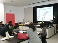 調べたことを元に恐竜の首の特徴をお話ししています。