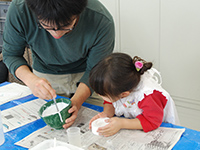 せっこうをとかして、レプリカの型にいれます。