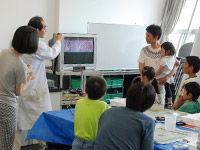 それぞれが作成した標本を顕微鏡で観察します。