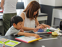 恐竜のぬりえをしたり、パネルにはったりします。