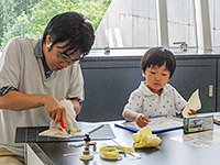 お父さんにパズルの形にきってもらいます