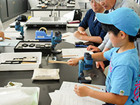 性質のひとつ「固さ」をハンマーで確かめます。