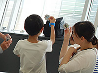 岩石の薄片を重ねると、面白い変化が見られます。