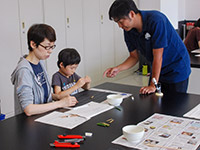 現生のトクサの汁で10円玉をふいてみます。