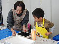 型にピッタリはめて、溶液を流し込みます。