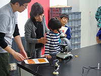 恐竜の骨の断面を顕微鏡で見てみます。