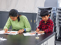 観察した骨の断面と、成長の度合いを考えます。