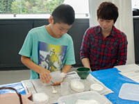 レプリカのもとの化石の型に水をいれます。