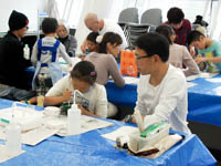 化石の型にせっこうをいれて、しばらくまちます。