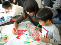 たこに恐竜の絵を、はじめにかきます。