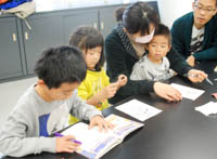 したがきの紙に恐竜の絵をかきます。