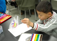 プラスチックのうすい板に、色をぬります。