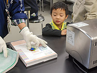 プラスチックのうすい板をトースターであたためます。