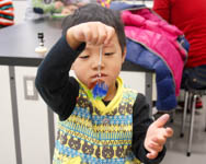 ほら、できたよ。ボクの恐竜キーホルダー。