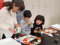 親子で手伝ったりしながらの作業です。