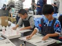 荒削りして形を作った石の表面を磨いていきます。