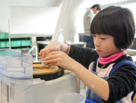 研ぎ機をも使って丹念に磨いていきます。