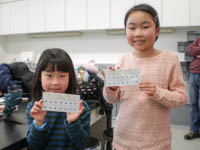 セロテープで封じ込めた微化石を手にしています。