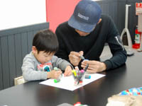 恐竜フィギュアにじょうずに色をぬってね。