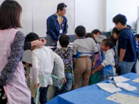 金色の鉱物のさがし方のお話です。