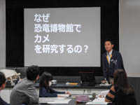 教室ですることの説明をしています。