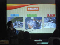 発見した化石の鑑定は、研究の大事な一環です。