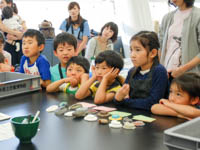 化石のレプリカのつくり方をお話ししています。