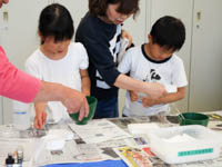 「せっこう」を水にとかして、よくまぜて。