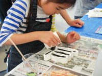 用意された型に、プラスチック溶液を流し込みます。