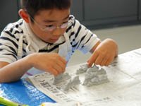 レプリカができた肉食獣の歯を観察します。