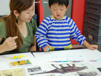 図鑑をみながら、すきな恐竜をかきます。