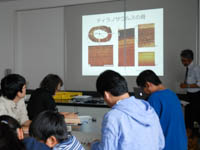 実際の骨化石での成長痕についての説明。