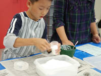 レプリカづくりに使う、せっこうを用意しています。