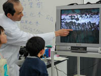 断面の顕微鏡映像をモニタに映しています。