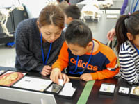 骨格の一部の骨をよく観察します。