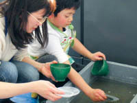 砂を少しずつ洗うようにして、「選別」していきます。