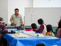 「かたい・やわらかい」石のお話をしています。