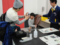 大型の三葉虫の模型を持ってみました。