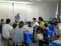 恐竜のかたちについてのお話をしています。