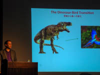 特別展講演会「恐竜から鳥をつくる：ネオベナートル、フクイラプトル、羽毛恐竜からわかること」のイメージ