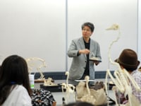 色々な動物の骨を調べ、違いを見つけます